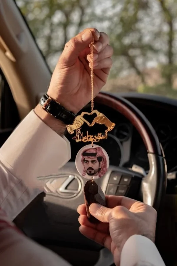 تعليقة سيارة بصورة مع يدين ترند و كسرة العود